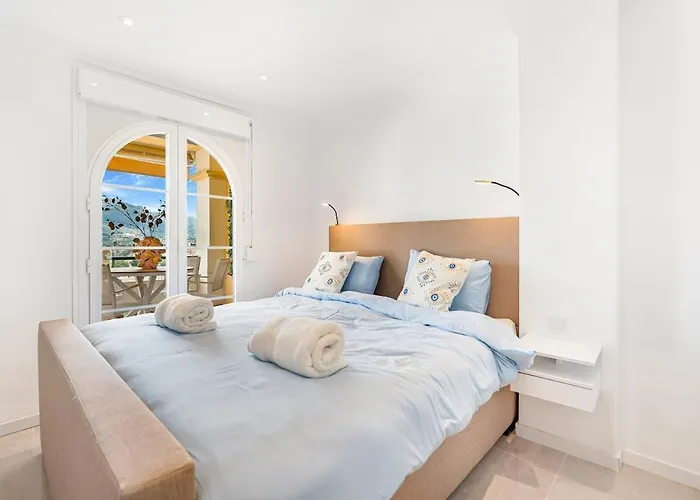 Amazing With Sea View In Puerto Banus 马尔韦利亚